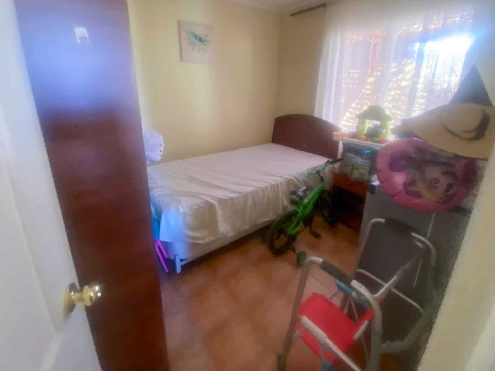 Dormitorio secundario con cama individual, casa Altos de Pica, Pica