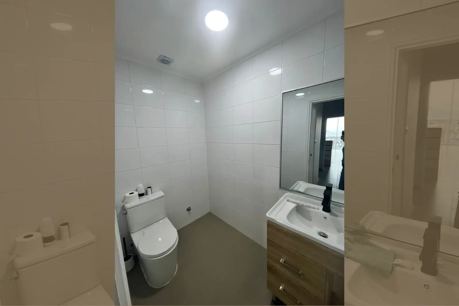 Segundo baño con inodoro, lavamanos y mueble de madera, oficina en Torre Capital, Iquique