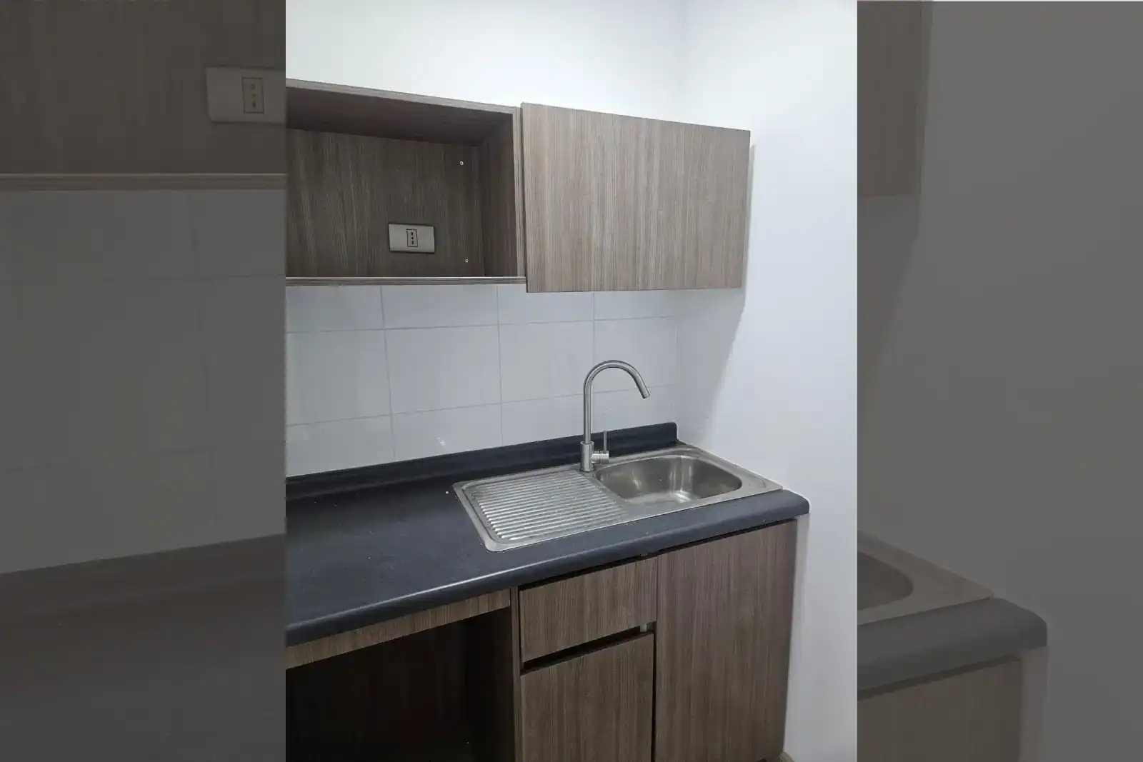 Pantry habilitado con lavaplatos y muebles de madera, oficina en Torre Capital, Iquique
