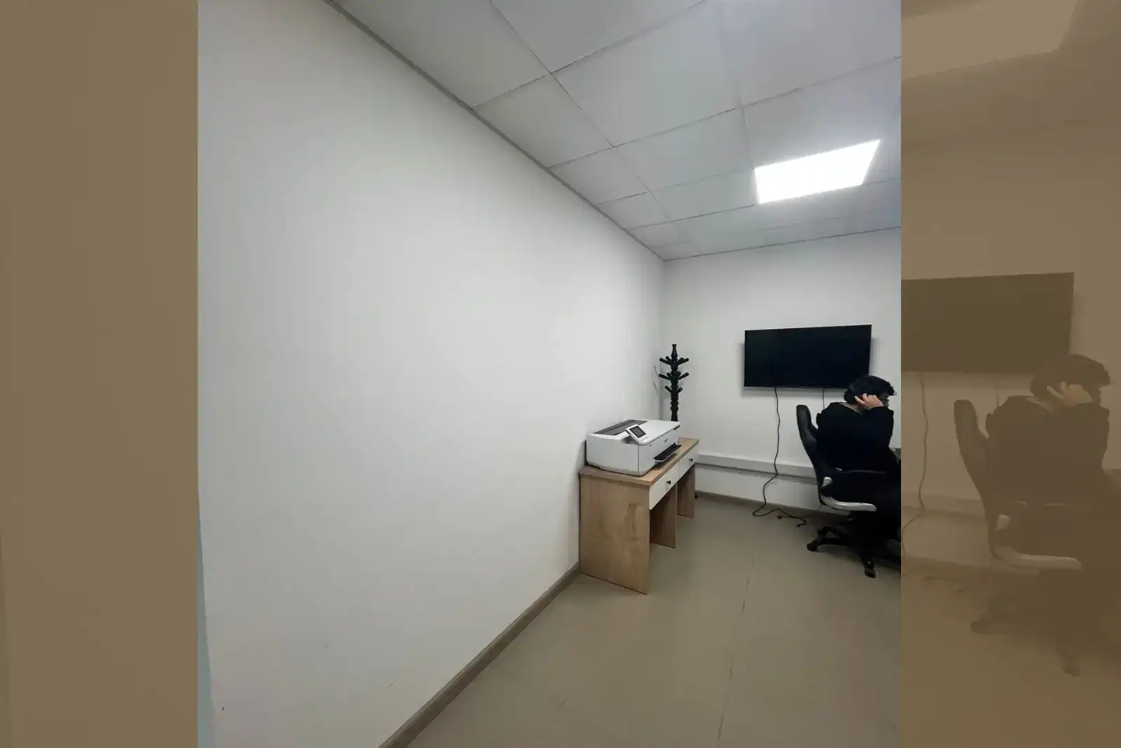 Privado independiente con televisor y escritorio, oficina en Torre Capital, Iquique