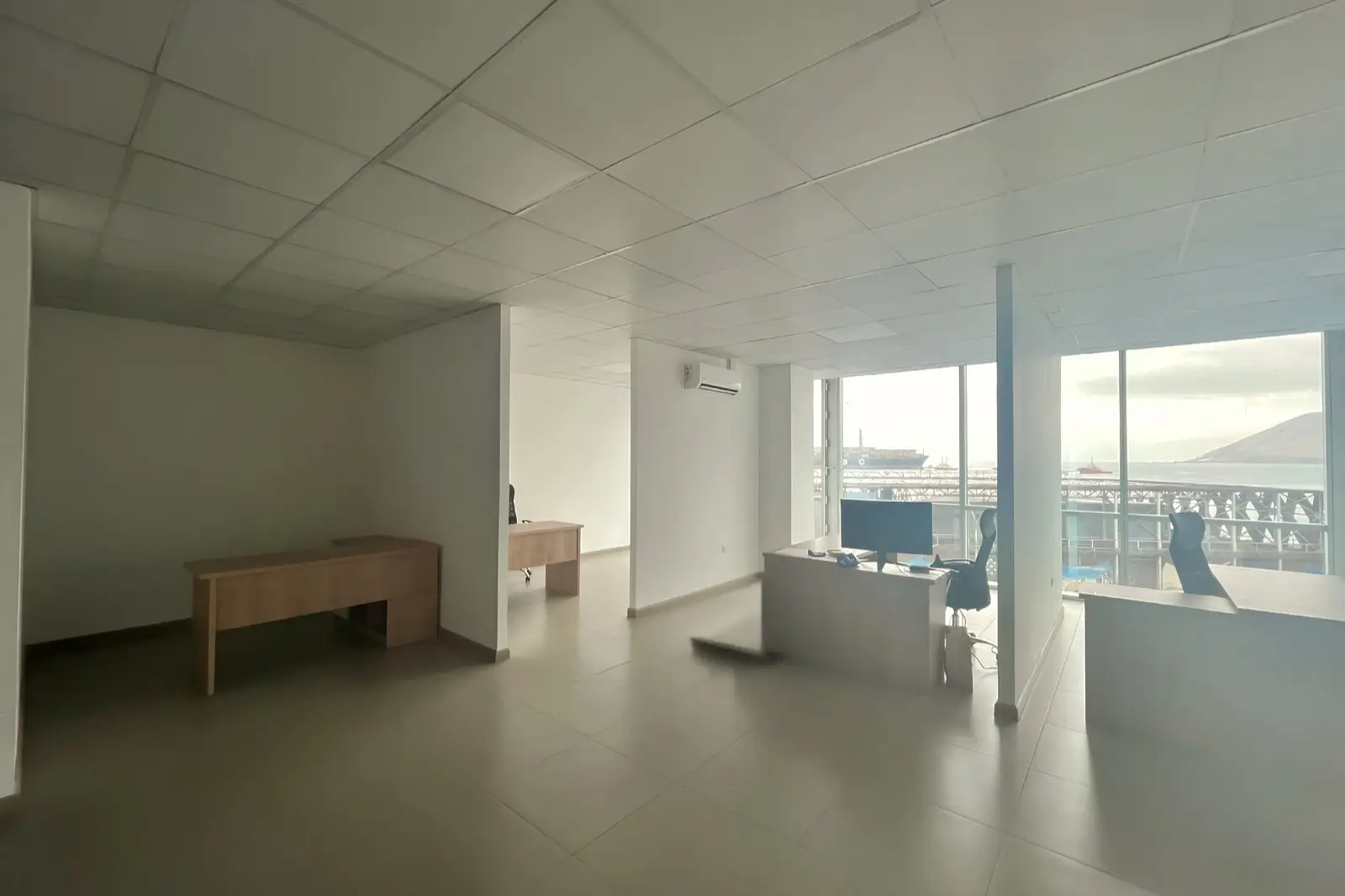 Privados con escritorios y ventanales con vista al puerto, oficina en Torre Capital, Iquique